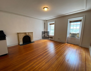 East 65 Street - Photo Thumbnail 3