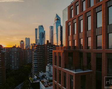 West 28th Street - Photo Thumbnail 16