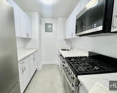 E 82 St - Photo Thumbnail 3