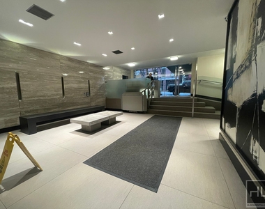 E 82 St - Photo Thumbnail 6