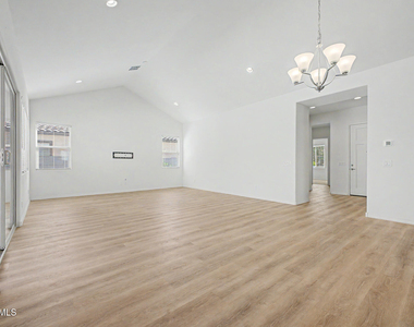 20523 W Rosewood Lane - Photo Thumbnail 5
