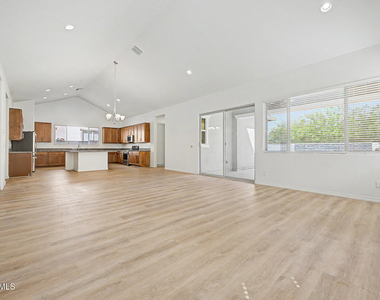20523 W Rosewood Lane - Photo Thumbnail 6