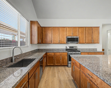 20523 W Rosewood Lane - Photo Thumbnail 12