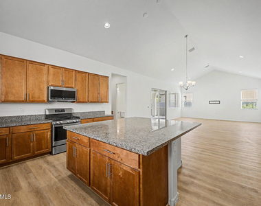 20523 W Rosewood Lane - Photo Thumbnail 9