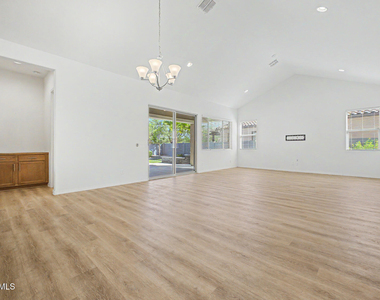20523 W Rosewood Lane - Photo Thumbnail 4