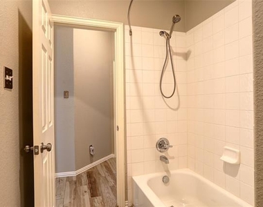 2804 Cascade Cove Drive - Photo Thumbnail 17