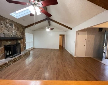 1905 Fox Hill Court - Photo Thumbnail 4