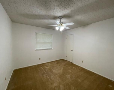 1905 Fox Hill Court - Photo Thumbnail 11