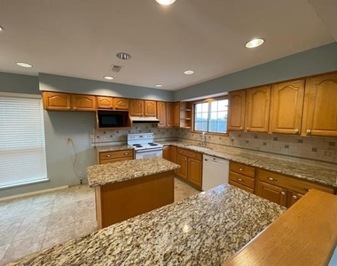 1905 Fox Hill Court - Photo Thumbnail 2