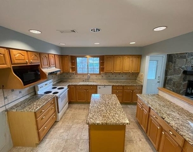 1905 Fox Hill Court - Photo Thumbnail 3