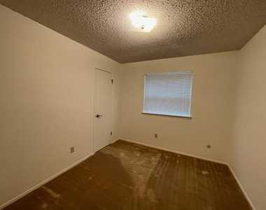 1905 Fox Hill Court - Photo Thumbnail 8