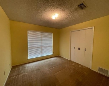 1905 Fox Hill Court - Photo Thumbnail 10