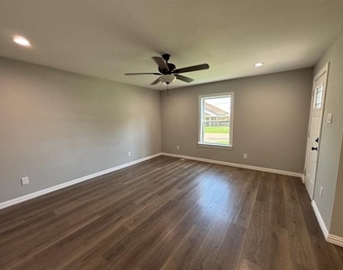 113 W Mt Vernon Street - Photo Thumbnail 12