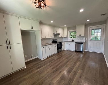 113 W Mt Vernon Street - Photo Thumbnail 2