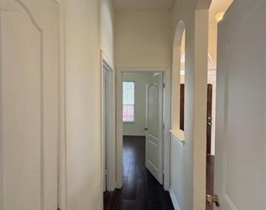 555 Southridge Way - Photo Thumbnail 12