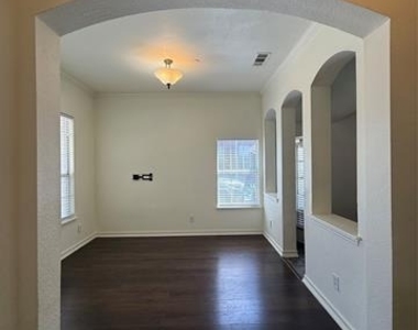 555 Southridge Way - Photo Thumbnail 9