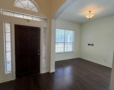 555 Southridge Way - Photo Thumbnail 10
