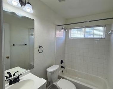 555 Southridge Way - Photo Thumbnail 15