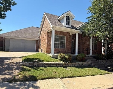 555 Southridge Way - Photo Thumbnail 3