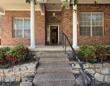 555 Southridge Way - Photo Thumbnail 5