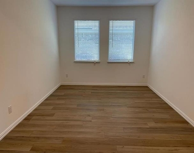 1115 Mahogany Lane - Photo Thumbnail 7