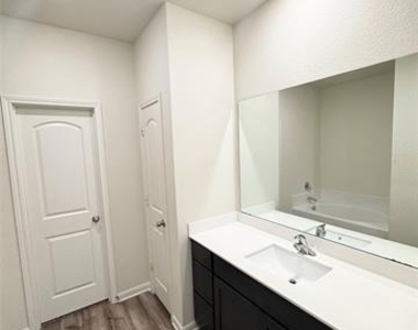 752 Saratoga Drive - Photo Thumbnail 5