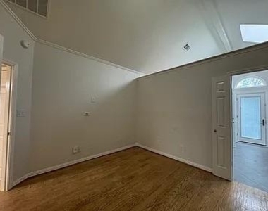 6015 Willow Wood Lane - Photo Thumbnail 7