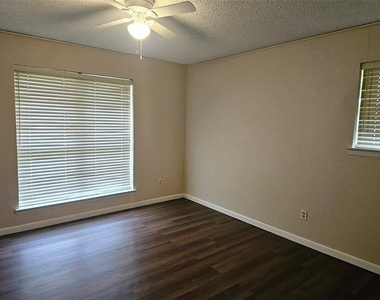 5400 Sayle Street - Photo Thumbnail 7