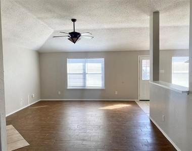 1006 Stockton Drive - Photo Thumbnail 6