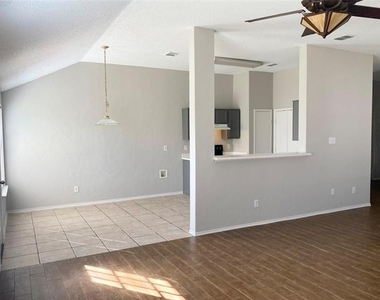 1006 Stockton Drive - Photo Thumbnail 9