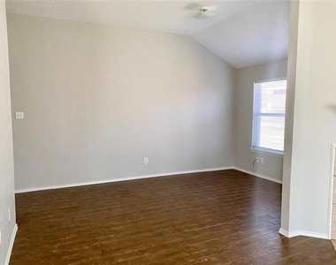 1006 Stockton Drive - Photo Thumbnail 5