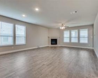 921 Waterview Drive - Photo Thumbnail 6