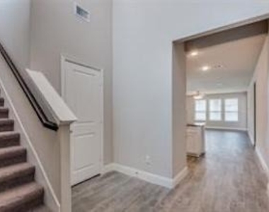 921 Waterview Drive - Photo Thumbnail 4