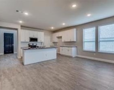 921 Waterview Drive - Photo Thumbnail 9