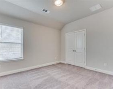 921 Waterview Drive - Photo Thumbnail 26