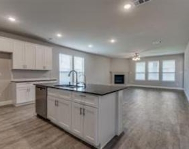 921 Waterview Drive - Photo Thumbnail 11