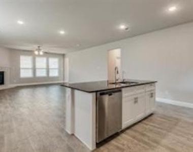 921 Waterview Drive - Photo Thumbnail 12
