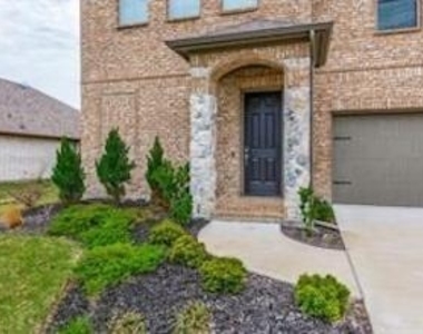 921 Waterview Drive - Photo Thumbnail 2