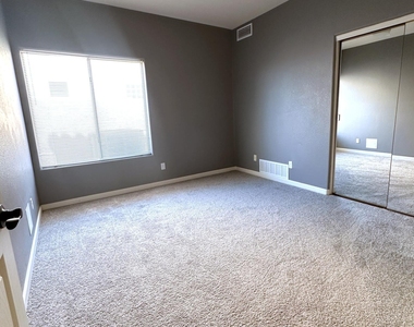 1601 E Glenhaven Drive - Photo Thumbnail 16
