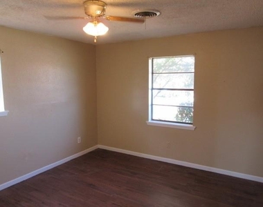 5333 Benbrook Street - Photo Thumbnail 8