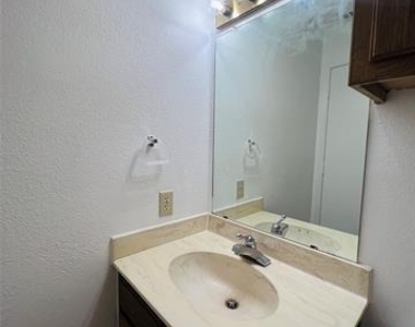 929 W Hickory Street - Photo Thumbnail 20