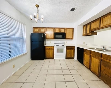 929 W Hickory Street - Photo Thumbnail 6