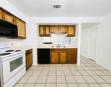929 W Hickory Street - Photo Thumbnail 7