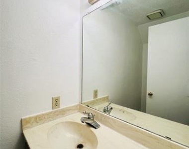 929 W Hickory Street - Photo Thumbnail 21