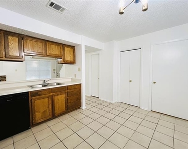 929 W Hickory Street - Photo Thumbnail 9