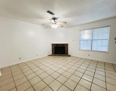 929 W Hickory Street - Photo Thumbnail 5