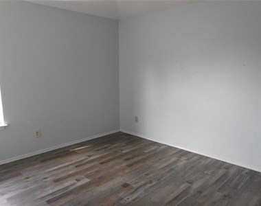 6936 Laurelhill Court N - Photo Thumbnail 4