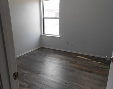 6936 Laurelhill Court N - Photo Thumbnail 8
