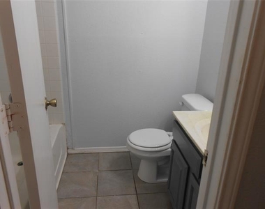 6936 Laurelhill Court N - Photo Thumbnail 9