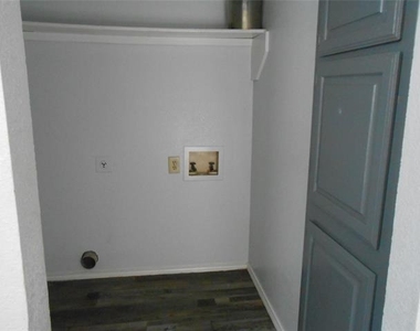 6936 Laurelhill Court N - Photo Thumbnail 10